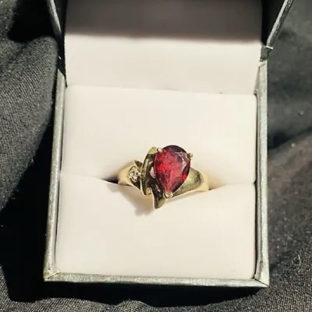 14KP (karat plumb) ring with Garnet
